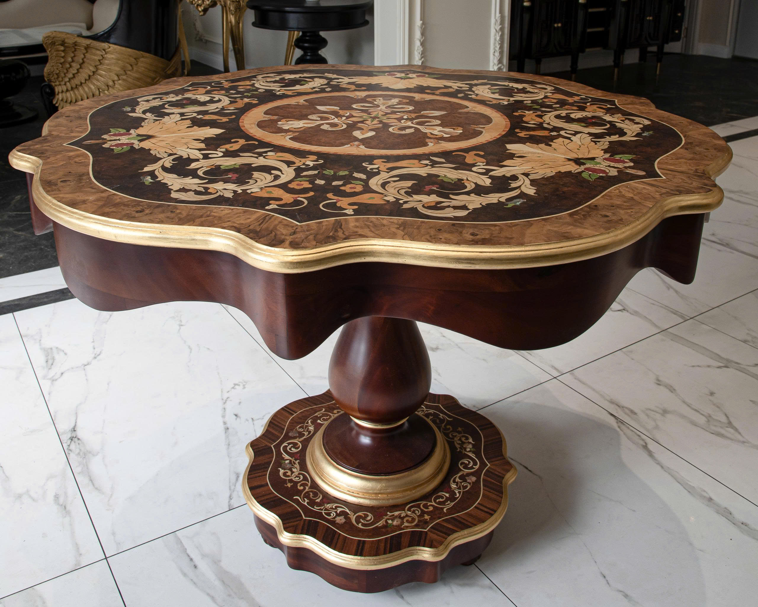 ban-trang-tri-co-dien-hoa-tiet-la-vang